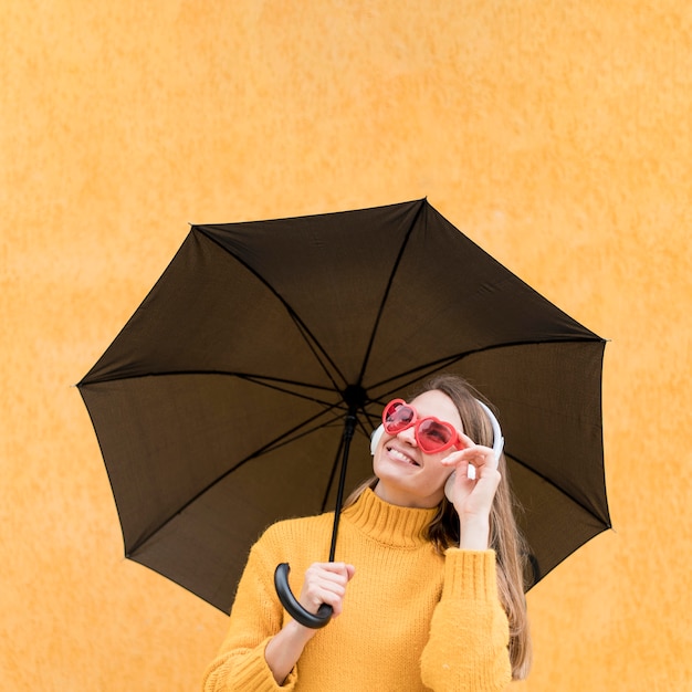 Mulher segurando um guarda-chuva preto