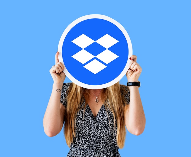 Mulher segurando um ícone do logotipo Dropbox