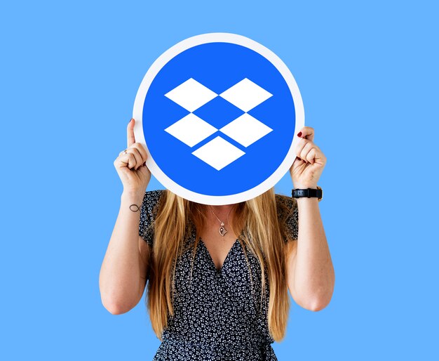 Mulher segurando um ícone do logotipo dropbox