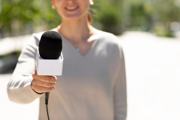 Mulher segurando um microfone para uma entrevista