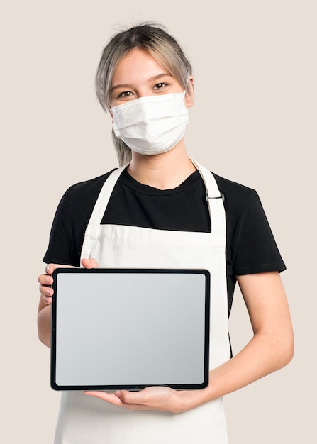 Mulher segurando um tablet em branco com espaço de design