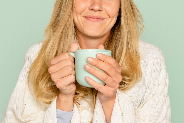 Mulher segurando uma caneca de café