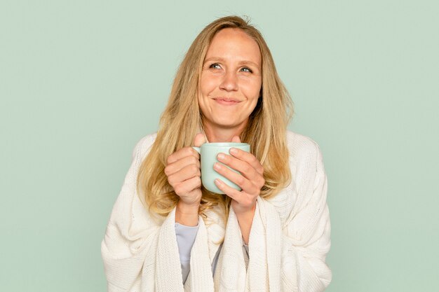 Mulher segurando uma caneca de café