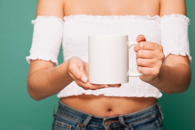 Mulher segurando uma caneca