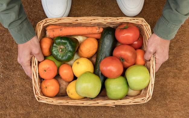 Foto grátis mulher segurando uma cesta de alimentos que foi entregue em sua porta