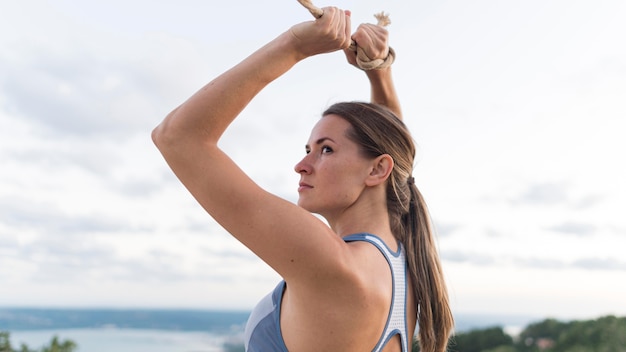 Foto grátis mulher segurando uma corda com força