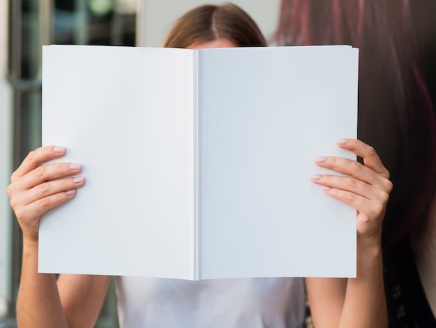 Foto grátis mulher segurando uma revista de maquete