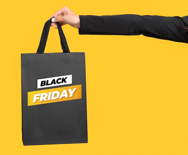 Foto grátis mulher segurando uma sacola preta de compras na sexta-feira