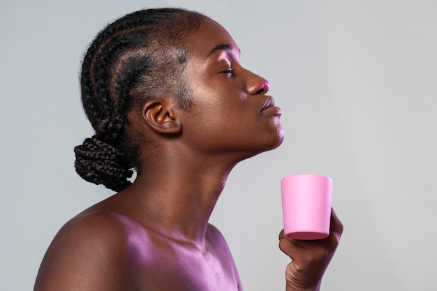 Mulher segurando uma xícara de café