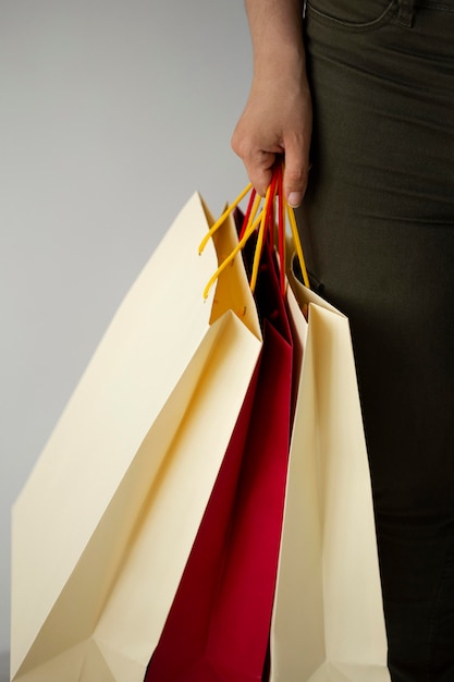 Mulher segurando várias sacolas de compras