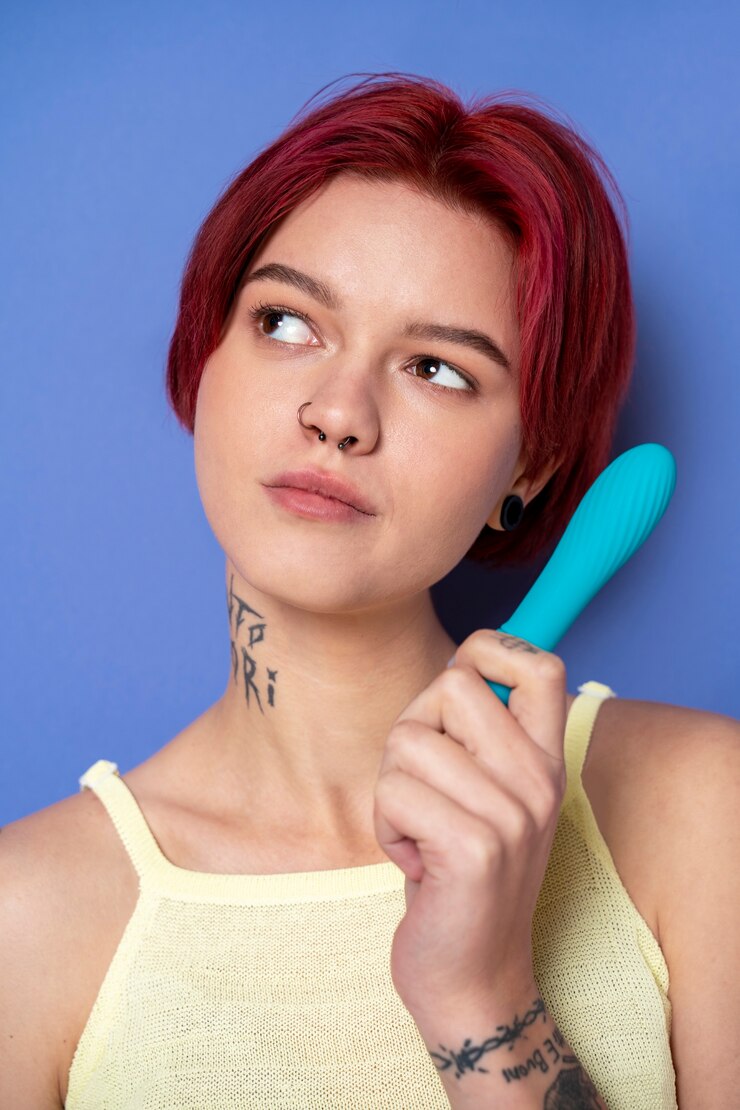 Foto grátis mulher segurando vibrador azul