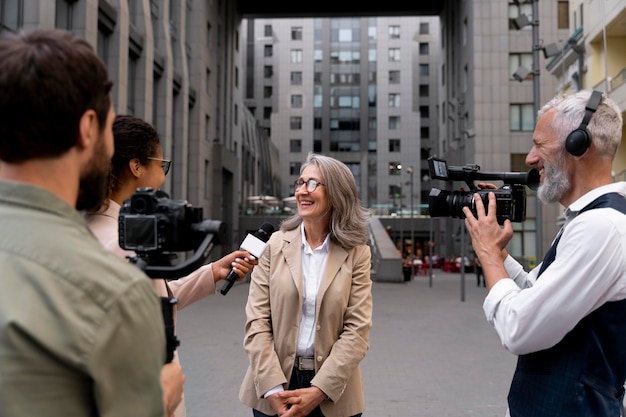 Foto grátis mulher sendo entrevistada ao ar livre