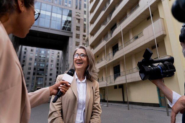 Mulher sendo entrevistada ao ar livre