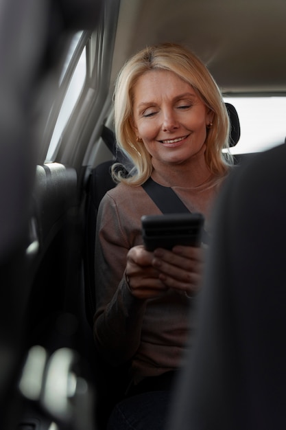 Foto grátis mulher sendo passageira em um carro durante o teste de carteira de motorista