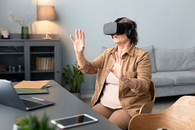 Mulher sênior com óculos de realidade virtual