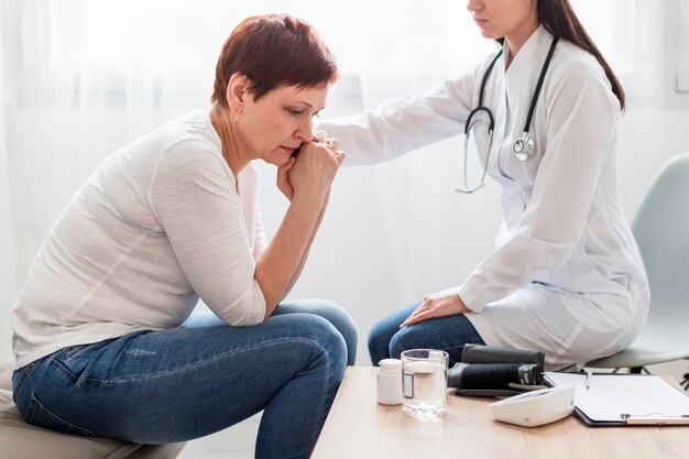 Mulher sênior com problemas médicos