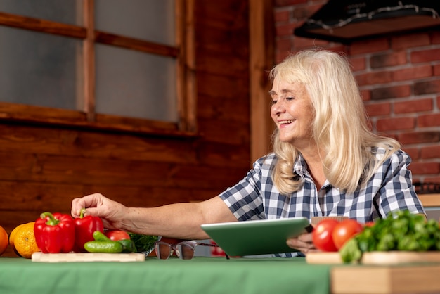 Mulher sênior de baixo ângulo na cozinha