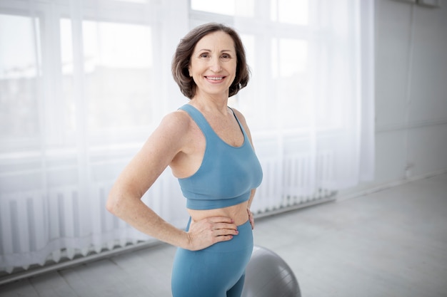 Foto grátis mulher sênior em forma de tiro médio