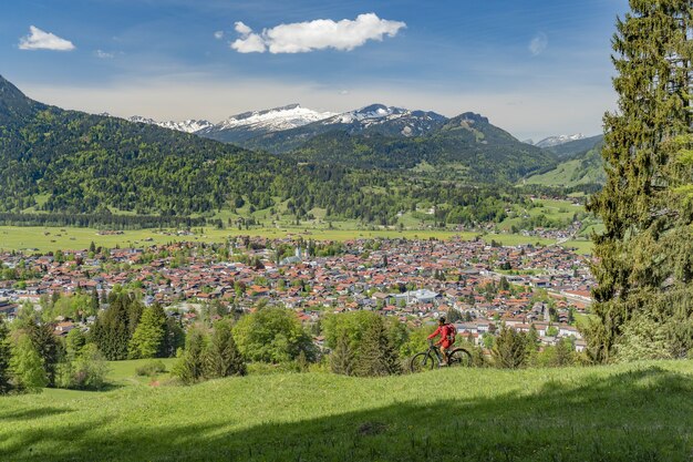 Mulher sênior em mountainbike elétrica nos Alpes