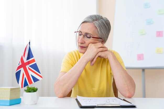 Mulher sênior ensinando inglês