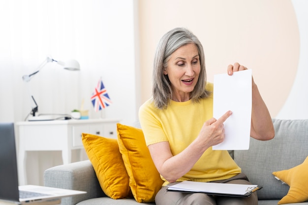 Foto grátis mulher sênior ensinando inglês