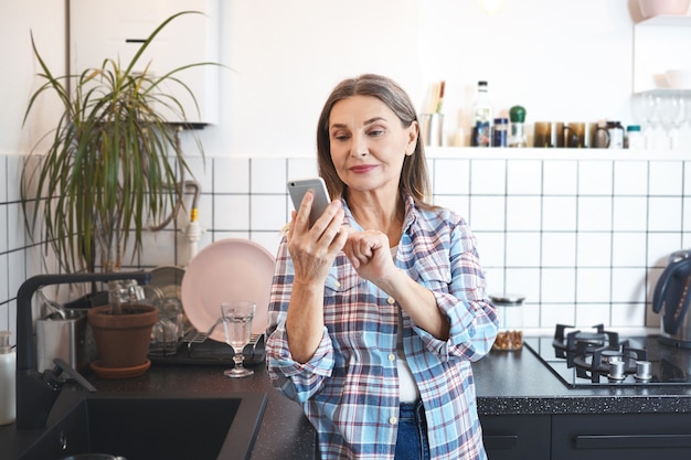 Foto grátis mulher sênior expressiva posando em ambiente fechado