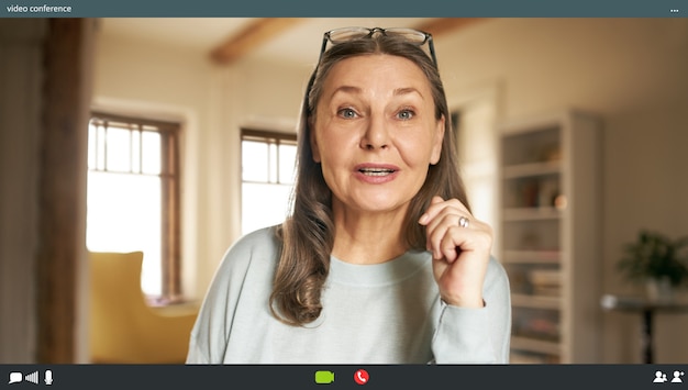 Foto grátis mulher sênior expressiva posando em ambiente fechado