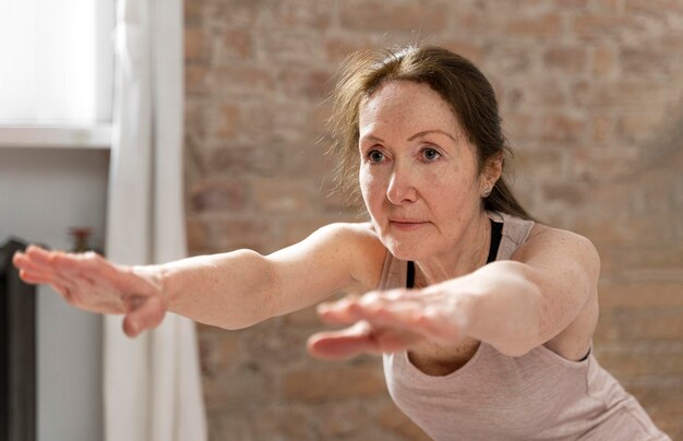 Mulher sênior fazendo exercício físico