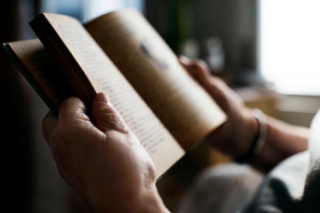 Mulher sênior, lendo um livro