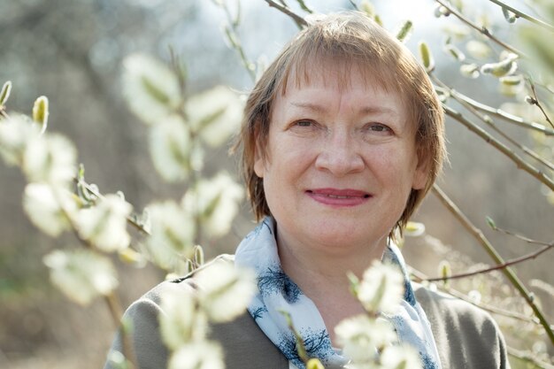 mulher sênior no salgueiro da primavera