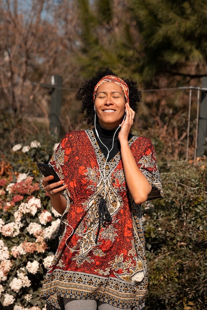 Foto grátis mulher sênior ouvindo música em fones de ouvido ao ar livre