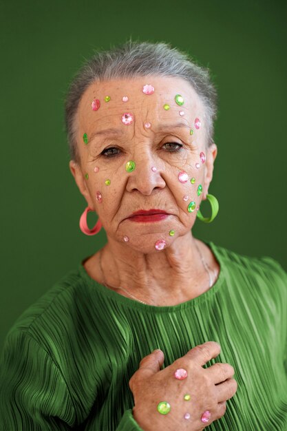 Foto grátis mulher sênior posando em estúdio