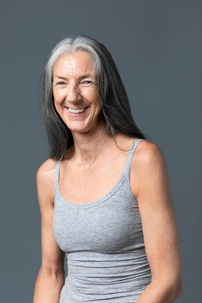 Mulher sênior sorridente em foto média posando