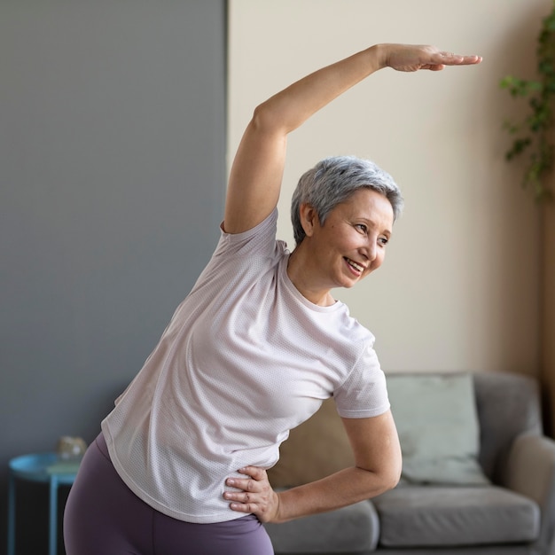 Mulher sênior treinando em casa