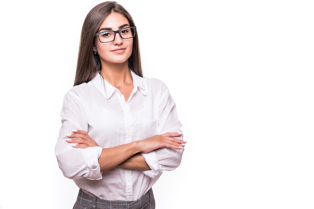 Mulher sensual da moda jovem posando na parede branca