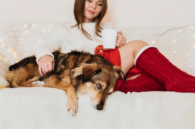 Mulher sentada ao lado do cachorro em casa