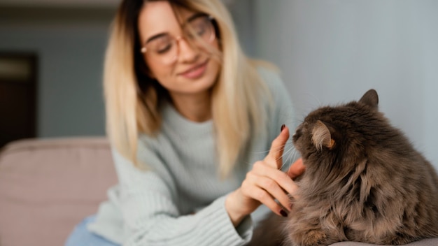 Foto grátis mulher sentada dentro de casa com seu gato