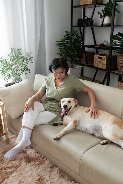 Foto grátis mulher sentada em casa no sofá com seu cachorro