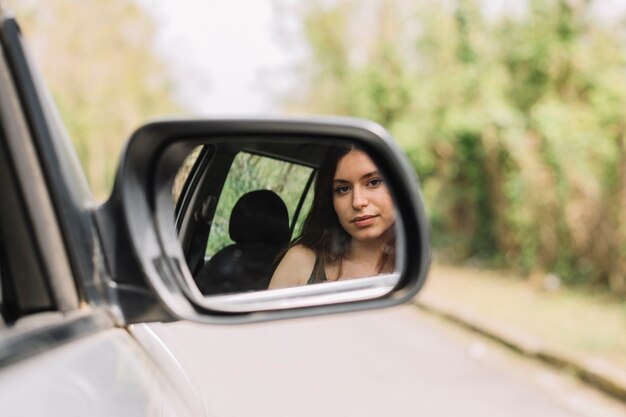 Mulher sentada em um carro