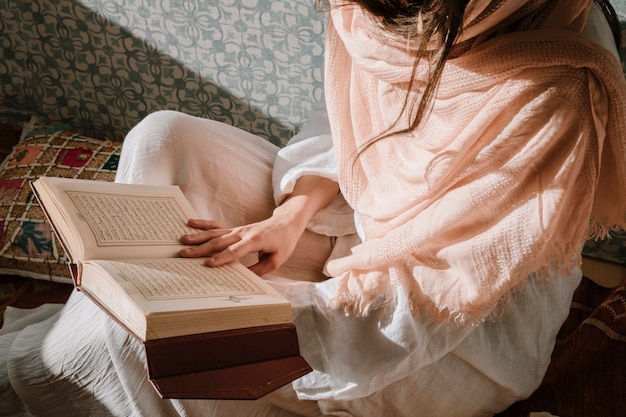 Foto grátis mulher sentada, leitura, em, quran