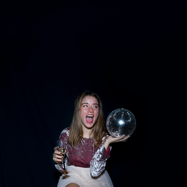 Mulher, sentando, com, bola discoteca, em, mão