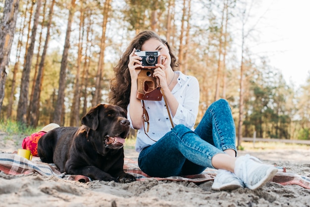 Foto grátis mulher, sentando, com, dela, cão, em, natureza