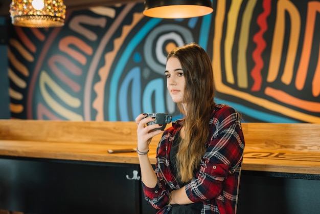 Mulher, sentando, em, café, com, xícara café