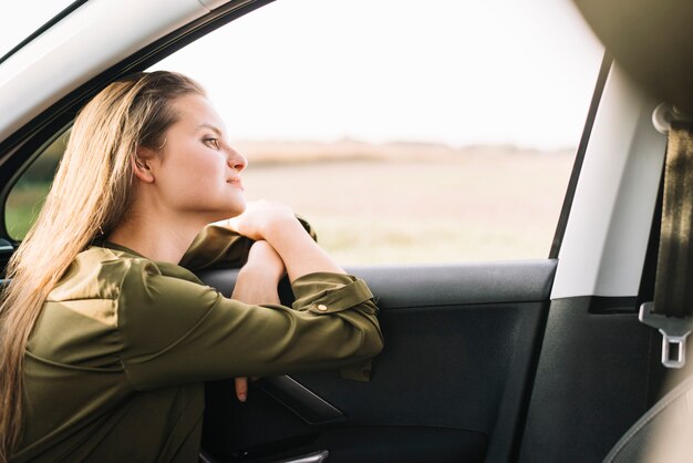 Mulher, sentando, em, car, e, olhando