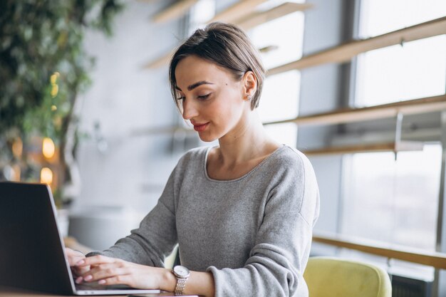 Mulher, sentando, em, um, café, café bebendo, e, trabalhar, um computador