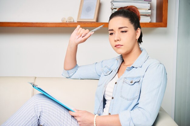 Mulher séria ocupada seu trabalho