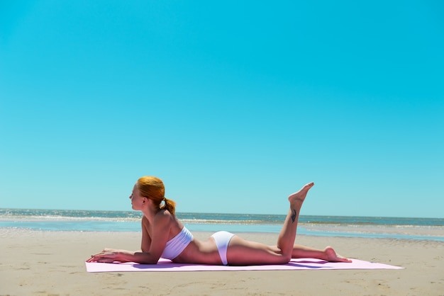 Mulher sexy em uma praia