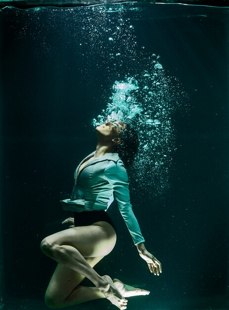 Mulher sob a água