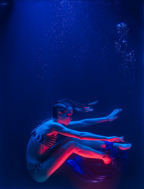 Mulher sob a água