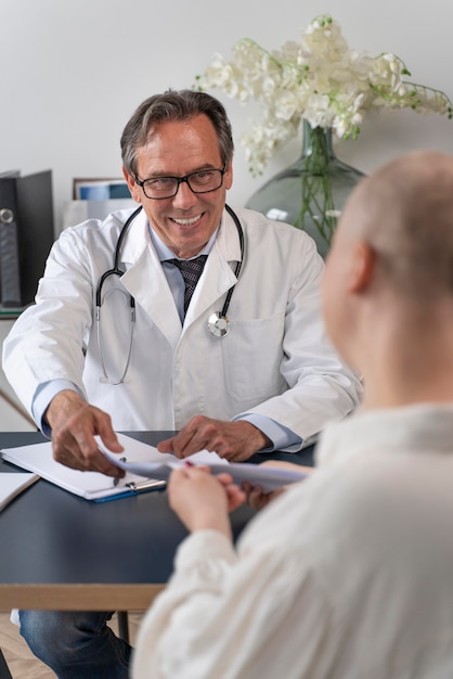 Mulher sofrendo de câncer de mama conversando com o médico